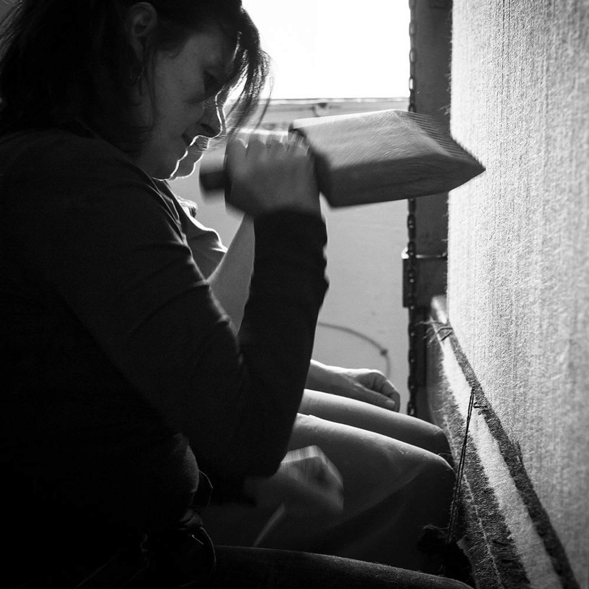 Eugenia pinna at work on a vertical loom